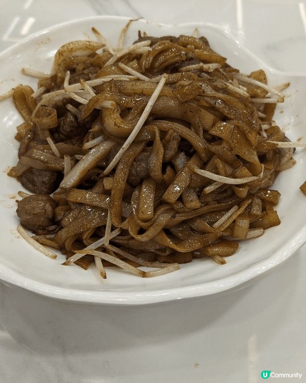 銀龍茶餐廳，港式美食代表當然係乾炒牛河，熱辣辣鍋氣十足，焦香...