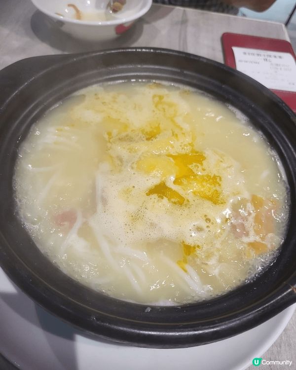 這間是在深水埗福榮街的‘’醉藥雞‘’，這煲是砂鍋雞湯生滾麵，...