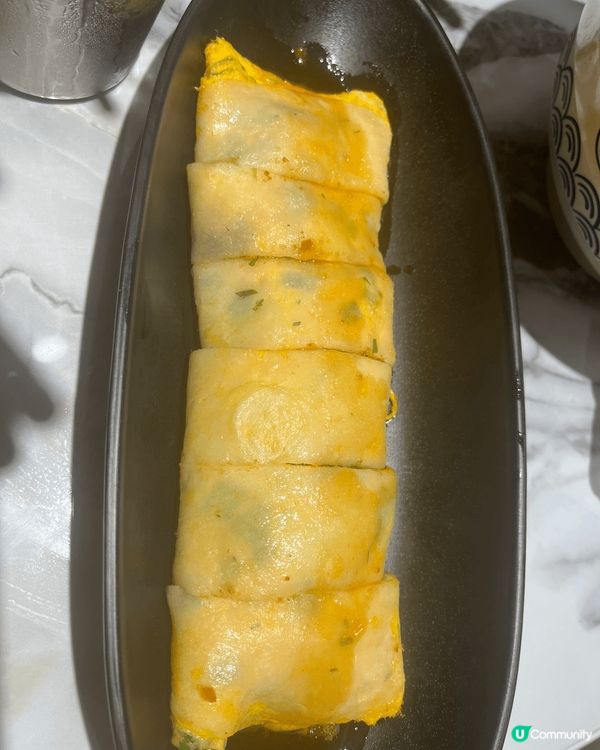 台式芝士肉鬆蛋餅，蛋餅皮薄而有彈性，煎得微微香脆，配搭濃郁嘅...