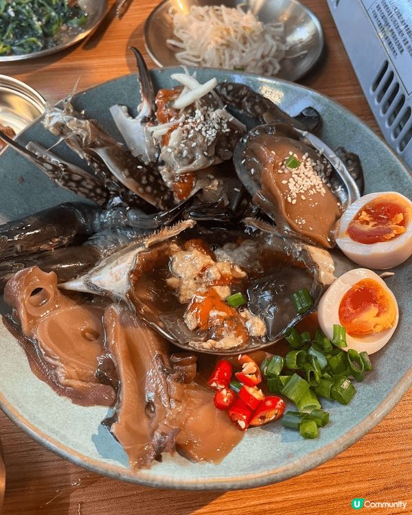 韓式醬油海鮮配紫菜飯，醬油海鮮用秘製醬油浸泡，鮮甜濃郁，帶有...