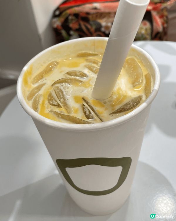 此店主打｢有茶有椰有健康,低糖低卡低負擔｣,店舖內有原隻椰青...