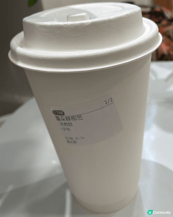 此店主打｢有茶有椰有健康,低糖低卡低負擔｣,店舖內有原隻椰青...