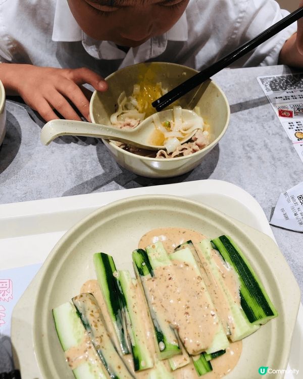 兩公婆接亞仔放學 ，下午茶一齊食南記粉麵 。