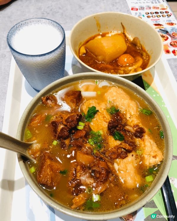 兩公婆接亞仔放學 ，下午茶一齊食南記粉麵 。