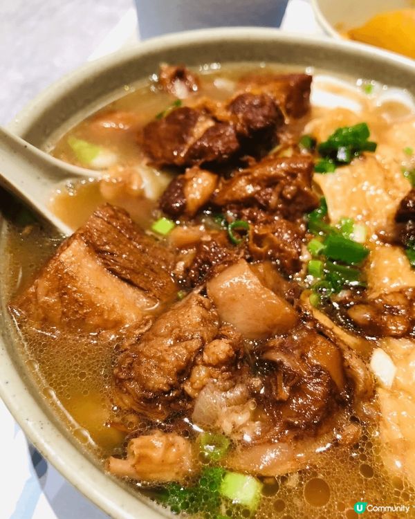 兩公婆接亞仔放學 ，下午茶一齊食南記粉麵 。