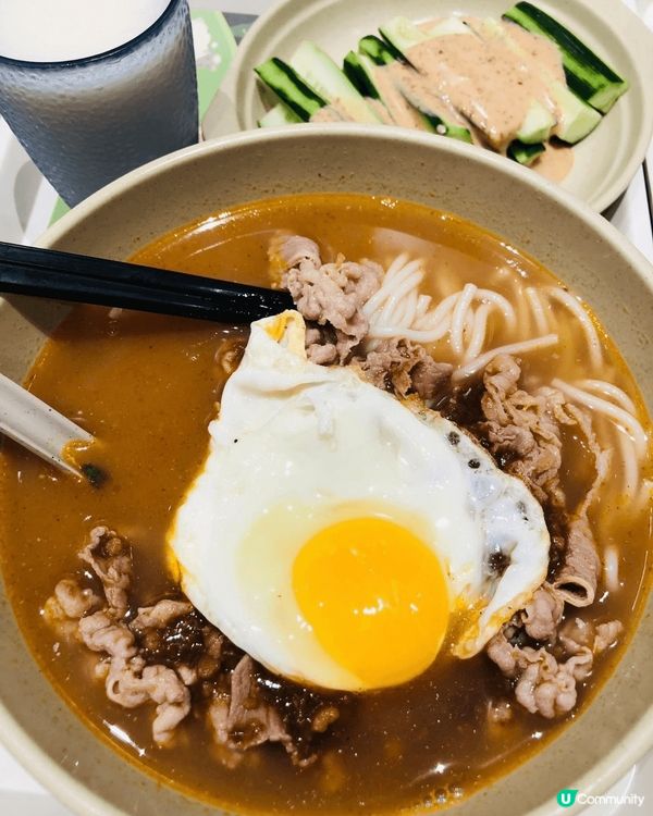 兩公婆接亞仔放學 ，下午茶一齊食南記粉麵 。