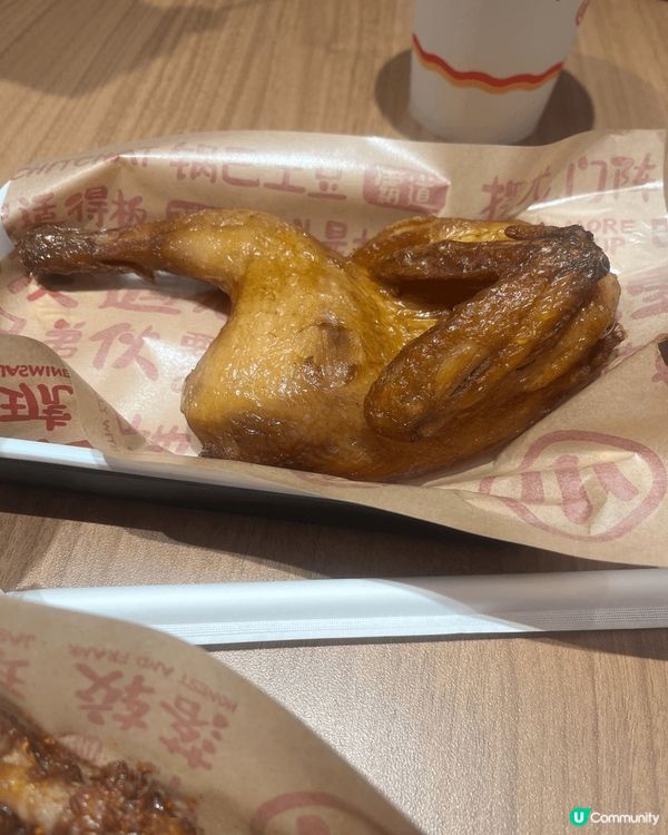 遇見小麵位於荃新天地1期地下，店舖面積大，座位闊落，桌上角落...