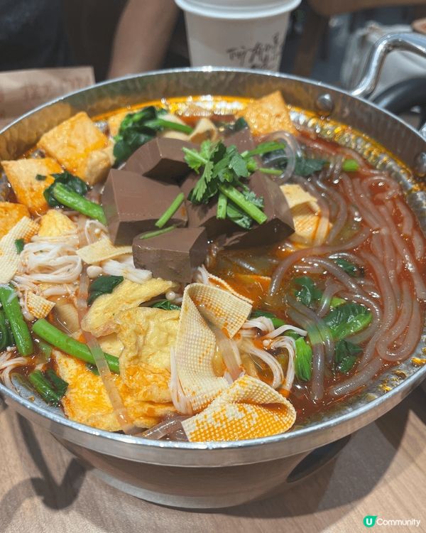 遇見小麵位於荃新天地1期地下，店舖面積大，座位闊落，桌上角落...