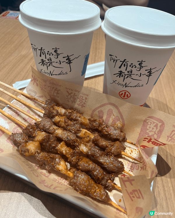 遇見小麵位於荃新天地1期地下，店舖面積大，座位闊落，桌上角落...