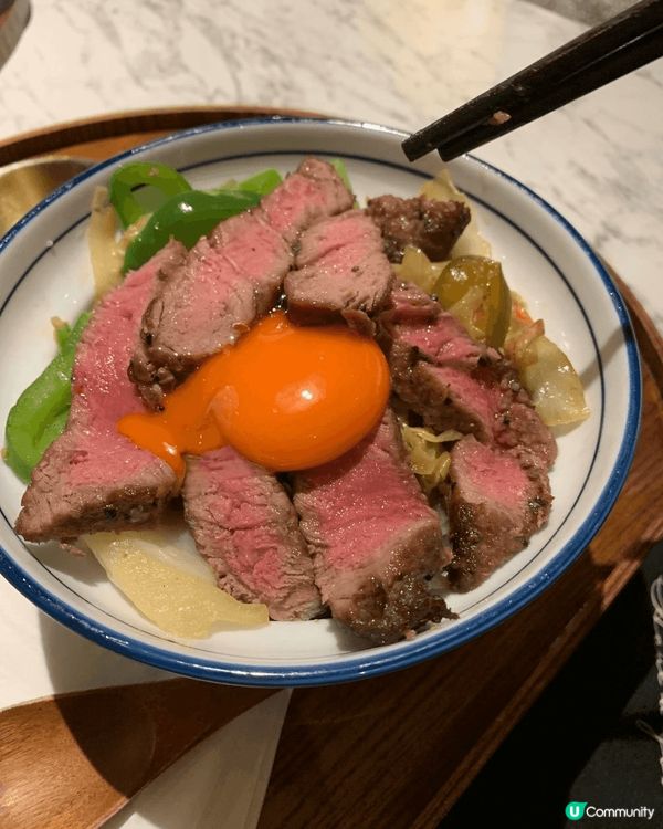 月見半熟牛丼, 肉質嫩滑肉味香濃,撈埋蛋味濃郁嘅流心蛋,真係...