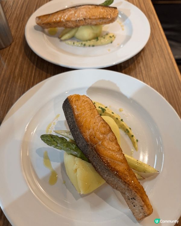 美孚小店Casa Bistro 香煎魚配薯蓉，魚皮煎到香脆，...