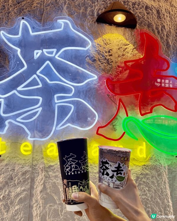 旺角街頭天氣炎熱🥵正正見到「茶走」招牌霓虹燈，顏色鮮艷👀吸引...