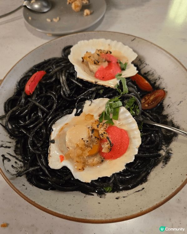 元朗形點Que午餐點選燒帆立貝明太子意大利粉配墨魚忌廉汁，份...