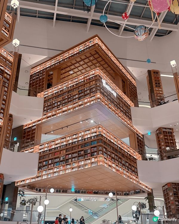 去咗韓國水原最美圖書館打卡同影相，這裏真係好靚好啱打卡，同朋...