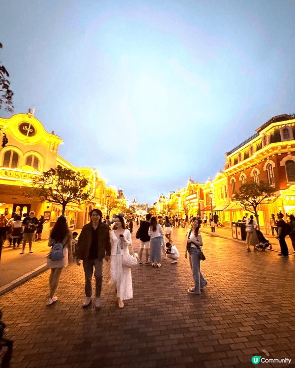 這是在香港迪士尼樂園拍攝的照片，眾所周知香港迪士尼樂園在夜晚...