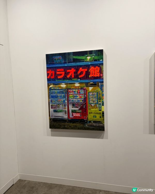 這三幅藝術作品在art Basel 展現了不同的風格和主題：