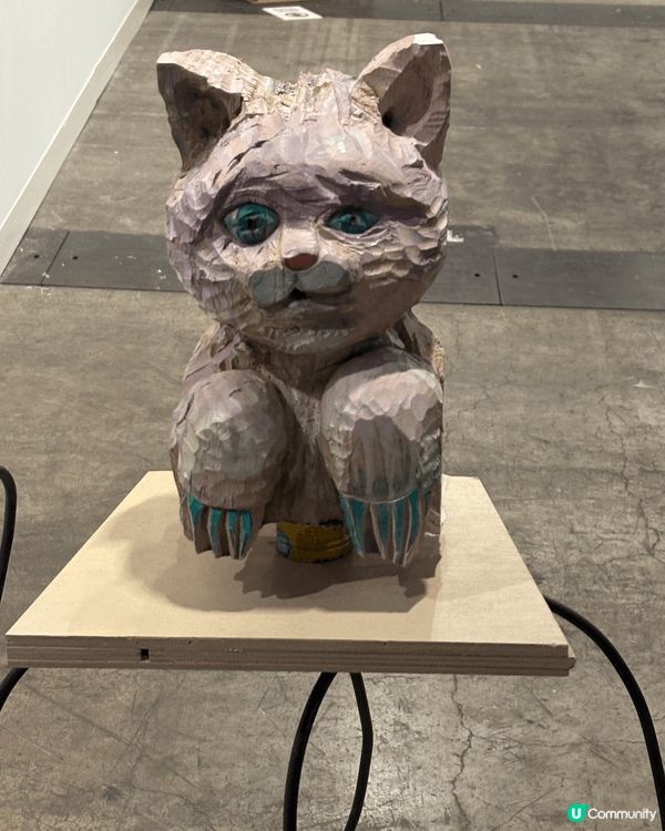 這三幅藝術作品在art Basel 展現了不同的風格和主題：