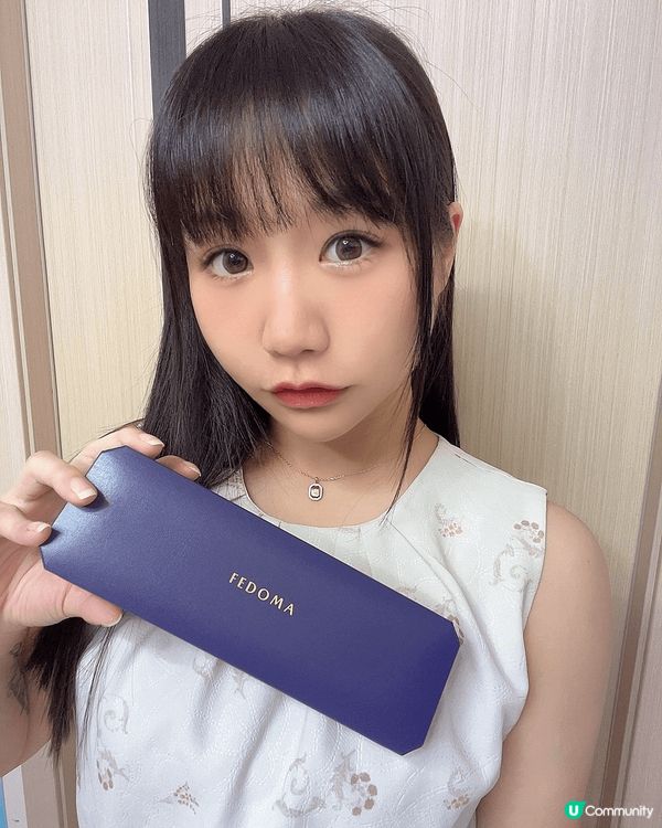 是有關美妝穿搭的圖片，內容是介紹獨特字母頸鏈