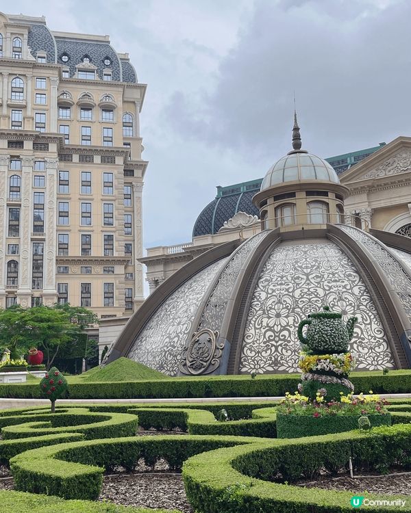 澳門上葡京的3樓綠茵勝境花園變成了愛麗絲夢遊仙境，入面有夢幻...