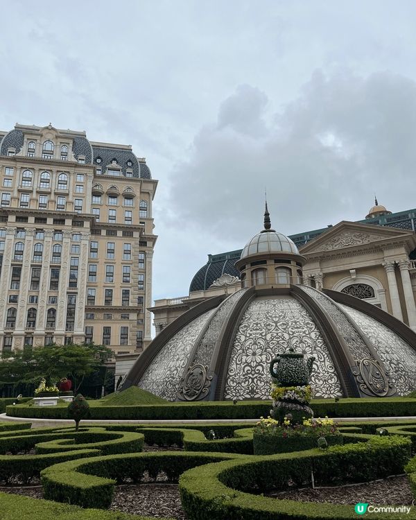 澳門上葡京的3樓綠茵勝境花園變成了愛麗絲夢遊仙境，入面有夢幻...