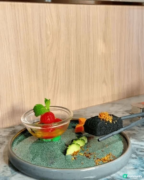 中環中菜館 「六如」是一家精緻的潮式中菜館。餐廳裝潢帶點古典...