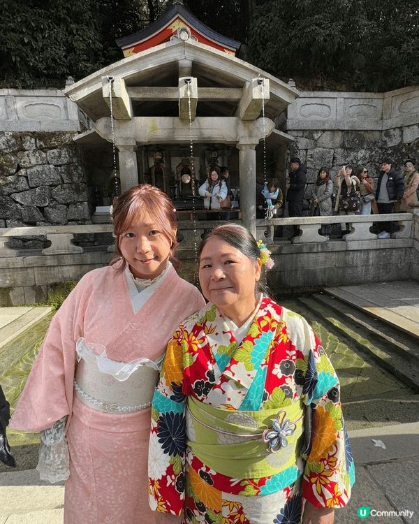 和媽媽一起去京都清水寺旅行，感受古老寺廟的寧靜與美麗，欣賞紅...