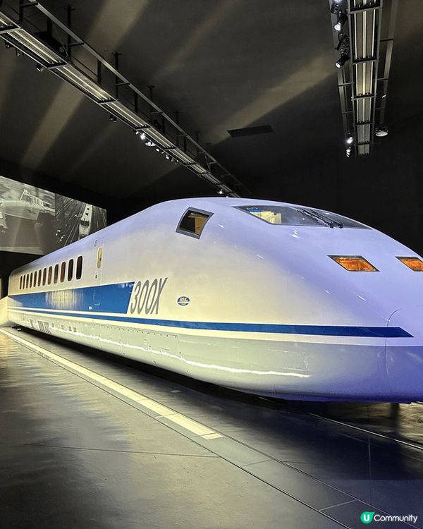 位於名古屋嘅鐵路博物館，展示左唔同年代嘅JR列車，由蒸氣火車...