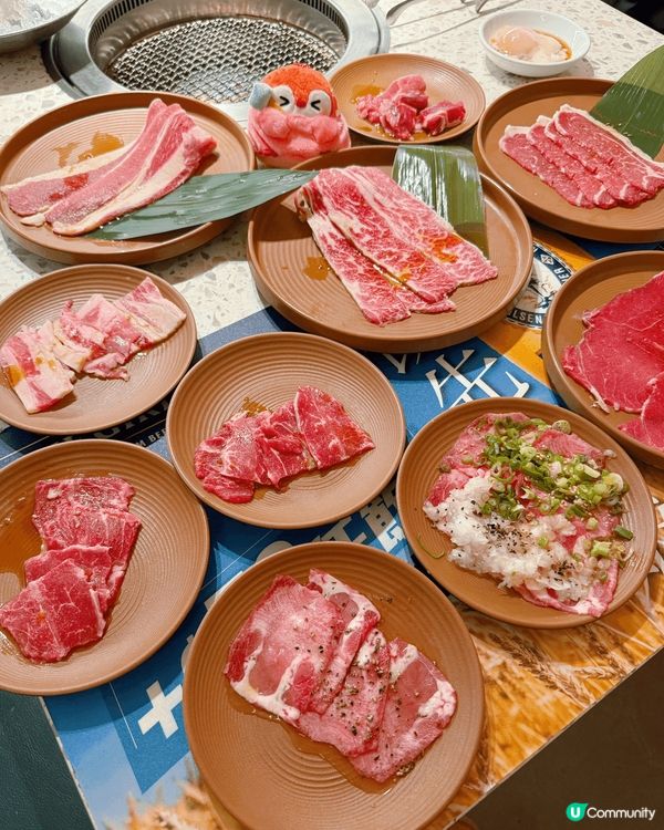 依間位於佐敦嘅燒肉店，一入門口就有多隻牛牛陪你打卡😆 真係見...