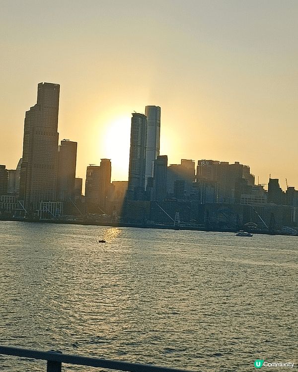 香港的醉人傍晚美景,,一看便想留住它,真係好美麗吖！另外,我...