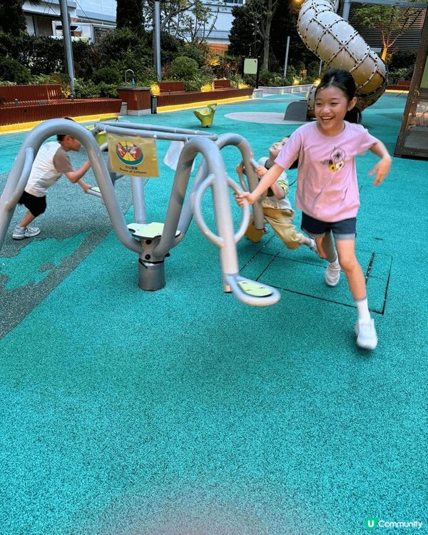 到珠海北山大院舊物倉看復古物件，集咖啡、服裝、書籍；在遊樂場...