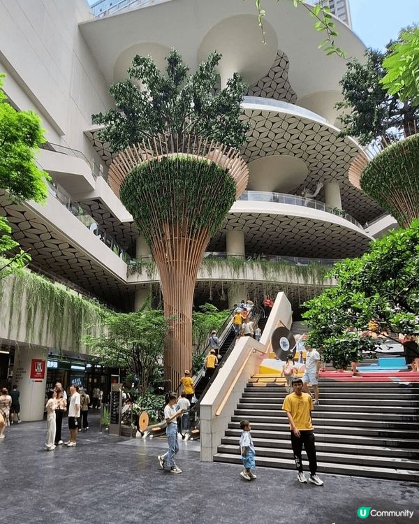 深圳阪田萬科廣場以大自然森林生態為題的商場，有10 米高黑臉...