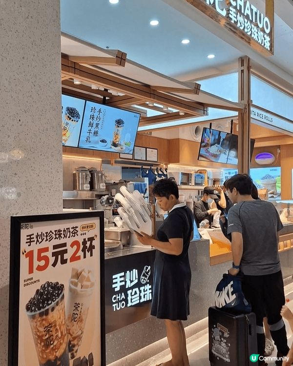 深圳阪田萬科廣場以大自然森林生態為題的商場，有10 米高黑臉...