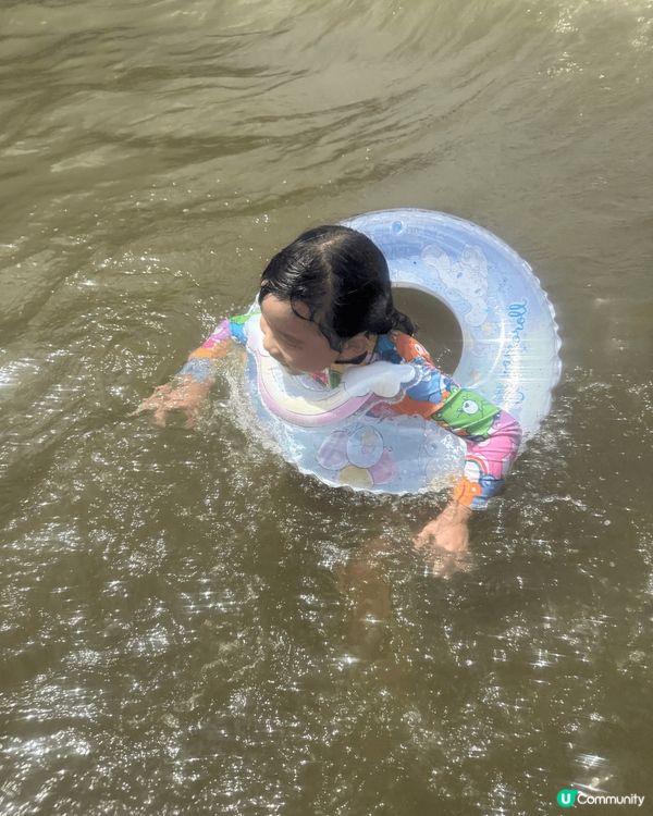 上星期日同朋友囡囡去大嶼山貝澳沙灘，咁岩水旅廿，老公提議掘蜆...