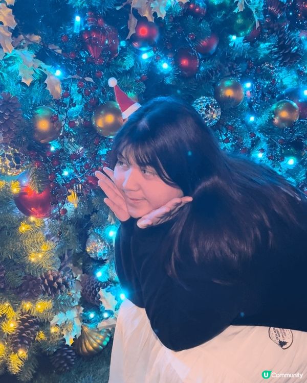 這三張圖片捕捉了與朋友們一起度過的快樂時光，展示了不同的打卡...