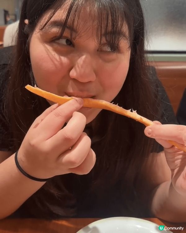 這三張圖片捕捉了與朋友們一起度過的快樂時光，展示了不同的打卡...