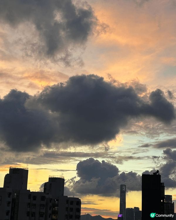 萬家燈火連星漢，霓虹倒影水雲間。這很像代表香港的日落與夜晚景...