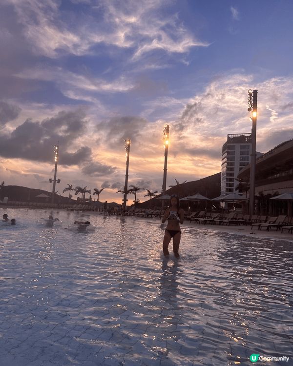 萬家燈火連星漢，霓虹倒影水雲間。這很像代表香港的日落與夜晚景...