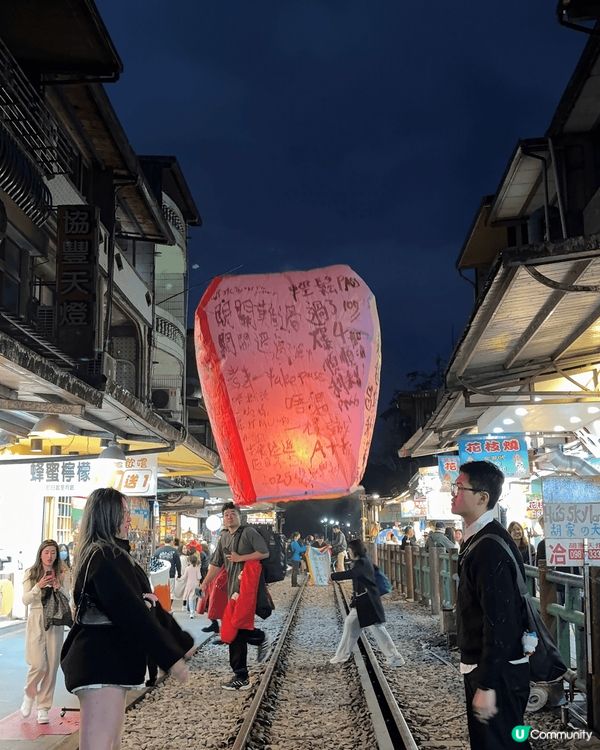 這組相片記錄咗一次好開心嘅旅程！夜晚嘅街市燈光璀璨，好熱鬧，...