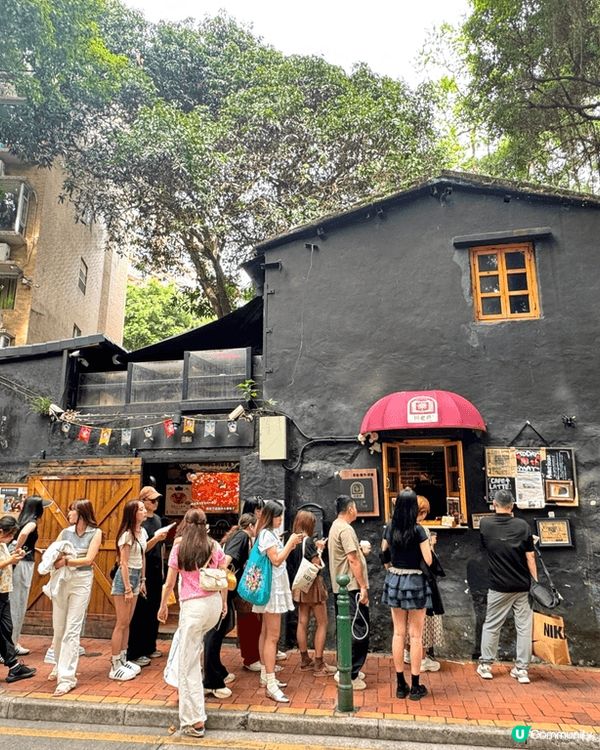 一班朋友已經多年沒有一起旅行，最終決定到澳門閒逛和品嘗美食，...