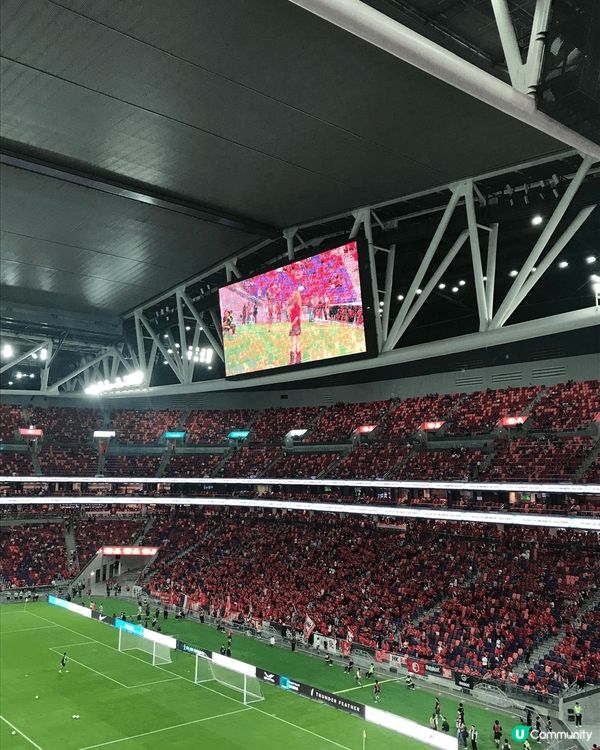 支持香港隊，踢出好波，最終以1-0擊敗印度咖哩！球場外有一個...