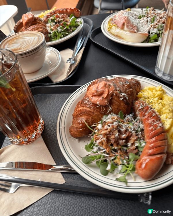 第一張：在首爾巷弄里不起眼的烤肉店，鐵盤上牛大腸正烤得滋滋作...