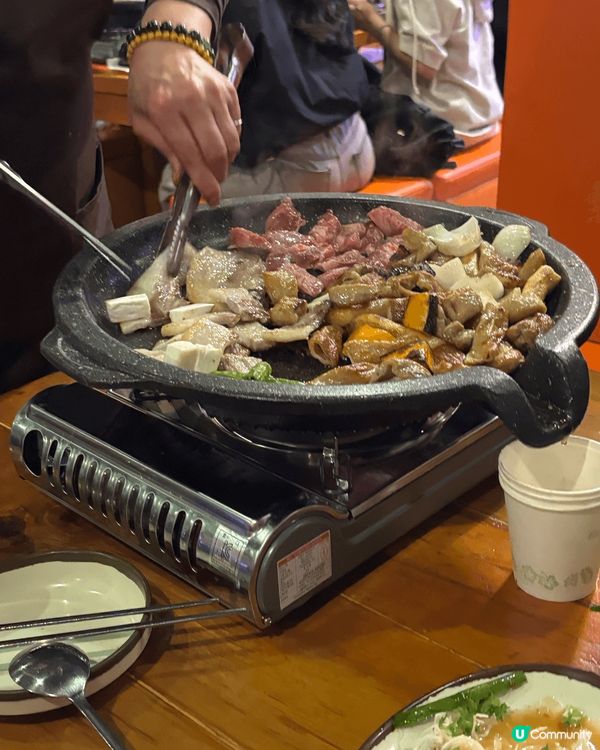 第一張：在首爾巷弄里不起眼的烤肉店，鐵盤上牛大腸正烤得滋滋作...