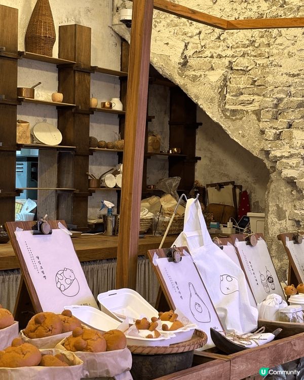 第一張：在首爾巷弄里不起眼的烤肉店，鐵盤上牛大腸正烤得滋滋作...