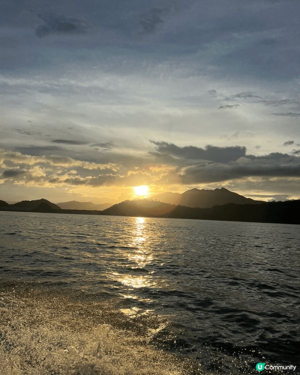 黃昏係烏溪沙上船，一邊欣賞日落，一邊享受海風，坐小船出海釣墨...