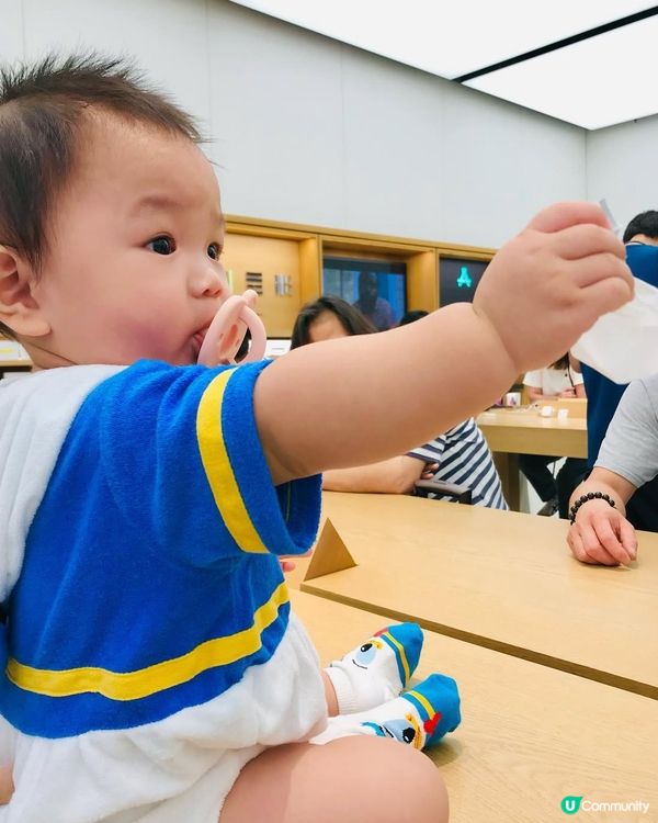 媽咪整電話乖乖等🥰姐姐哥哥陪玩好開心！