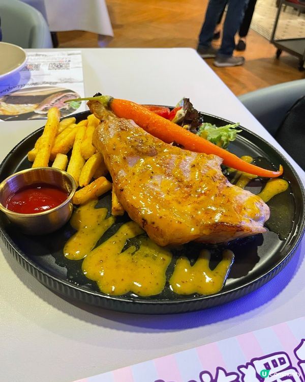 畫廊搖身一變西餐廳