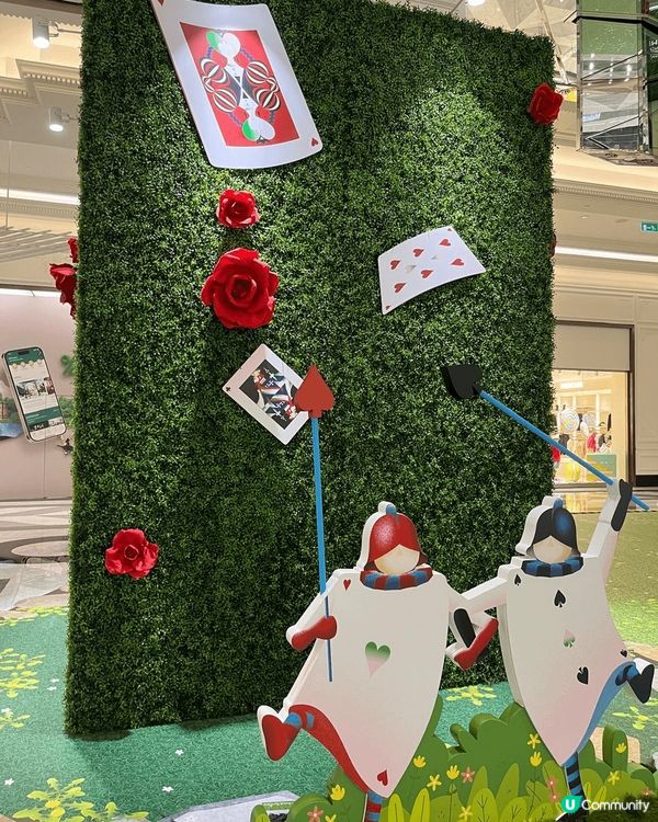 澳門上葡京商場入面有愛麗絲主題花園的佈置，只要在商場購物中心...