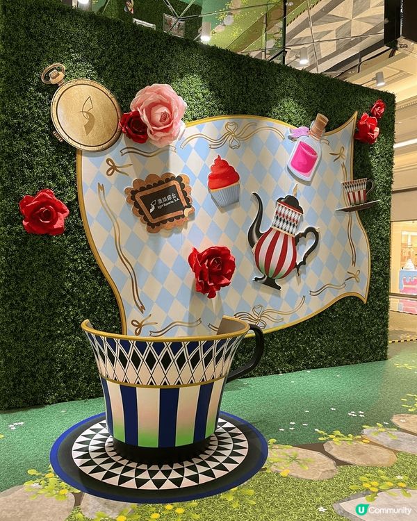 澳門上葡京商場入面有愛麗絲主題花園的佈置，只要在商場購物中心...