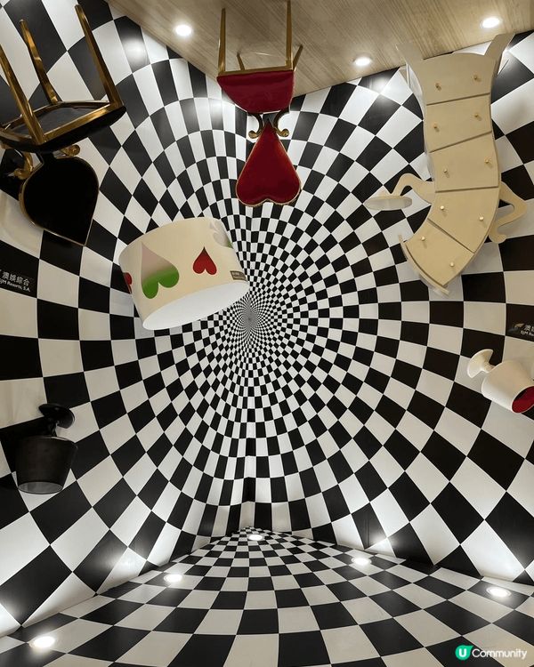 澳門上葡京商場入面有愛麗絲主題花園的佈置，只要在商場購物中心...