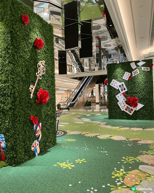 澳門上葡京商場入面有愛麗絲主題花園的佈置，只要在商場購物中心...